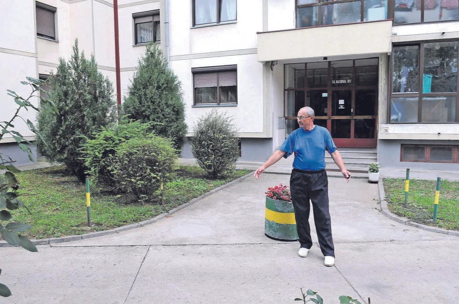 Svi su skočili na mene, a onda počeli da me udaraju u glavu. Petar je otišao po nož u stan i hteo da me kolje...