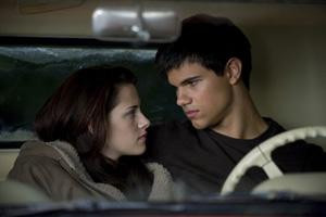 Taylor Lautner i Kristen Stewart w filmie &quot;Saga Zmierzch: Księżyc w nowiu&quot;