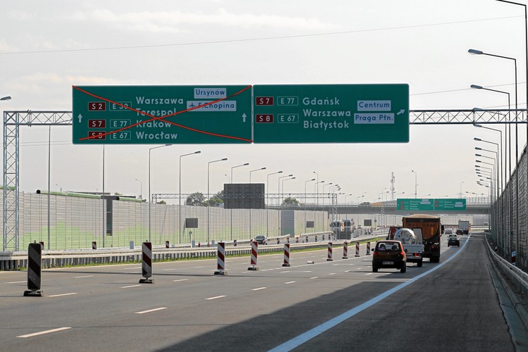 Autostrada A2, Łódź-Warszawa. Tych 91 km trasy A2 z Łodzi do Warszawy, które od połowy ubiegłego roku połączyły stolicę Polski z zachodem Europy, jest nazywanych przez kierowców „autostradą w wannie”. Dlaczego? Budowa pochłonęła 3,6 mld zł, z czego na ekrany poszło – bagatela – 250 mln zł. W efekcie zza szpalerów ekranów akustycznych świata nie widać, a czasami nie ma za nimi zabudowań, tylko rośnie kukurydza. To efekt drakońskich norm ochrony przed hałasem, które do ubiegłego roku w przypadku Polski były najwyższe w Europie.