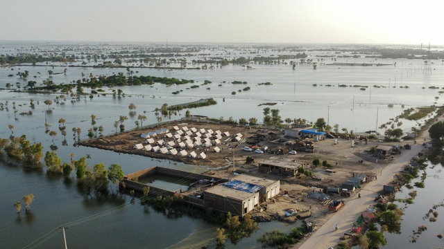 Ministra klimatu Pakistanu: bogaci truciciele powinni zapłacić nam za powodzie
