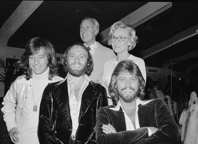 Bee Gees z rodzicami – Hugh i Barbarą Gibb – 10 stycznia 1979