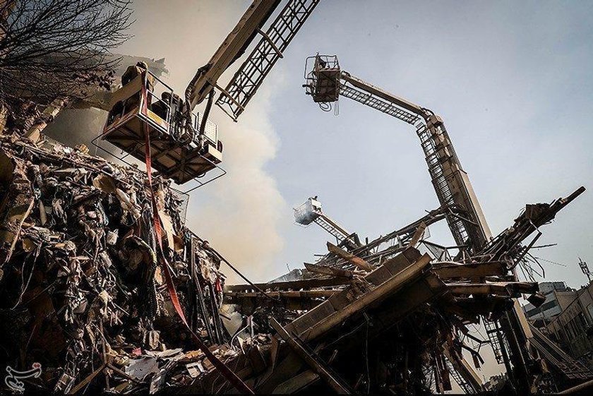 Zawalił się płonący budynek. Zginęło kilkudziesięciu strażaków