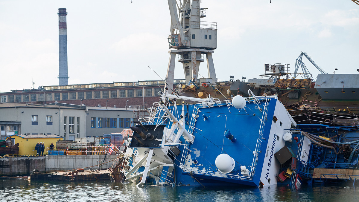 GDYNIA STATEK PRZECHYLIŁ SIĘ W SUCHYM DOKU (statek przechylił się w suchym doku)