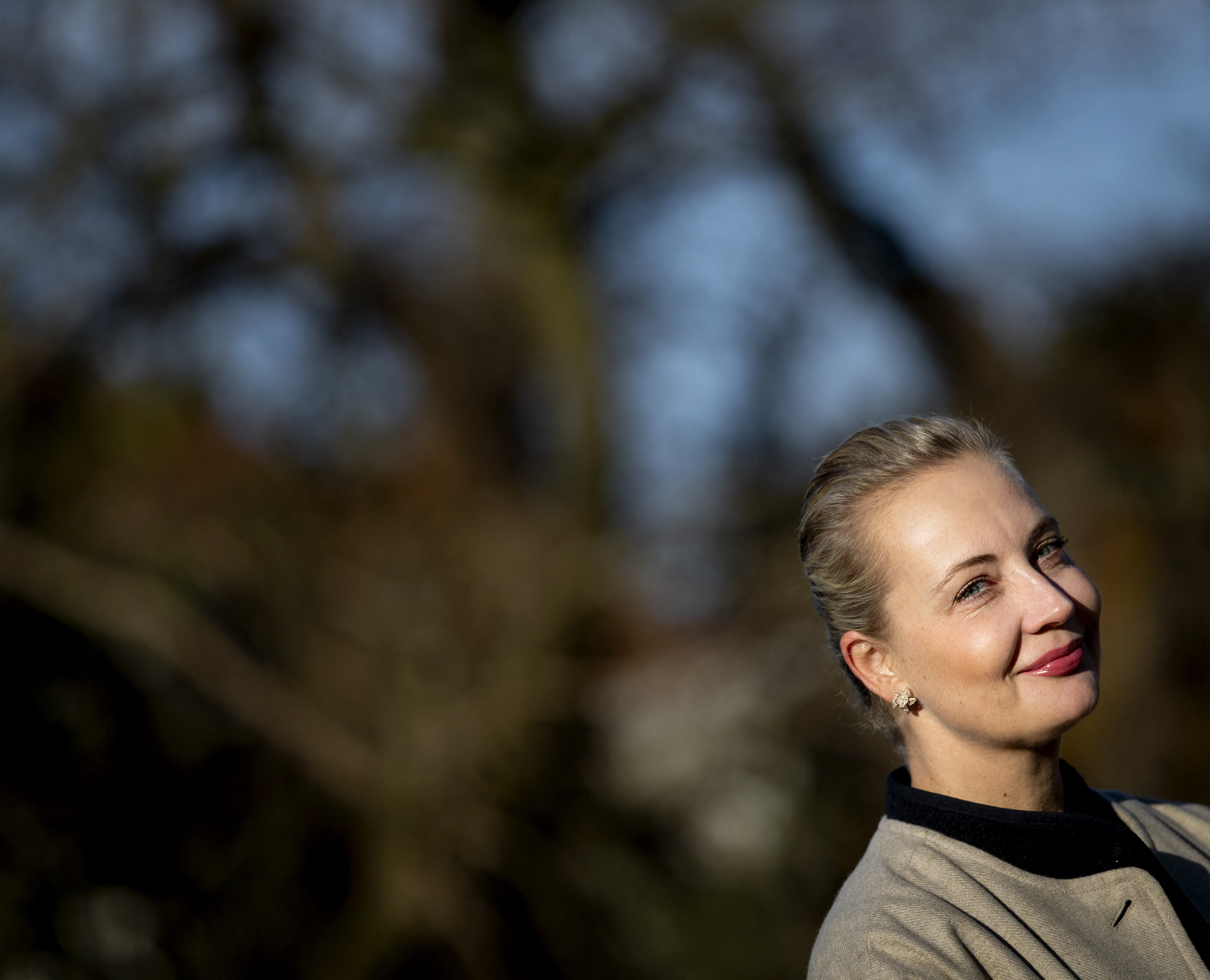 Een gedenkplaquette voor Navalny onthuld tegenover de Russische ambassade in Den Haag