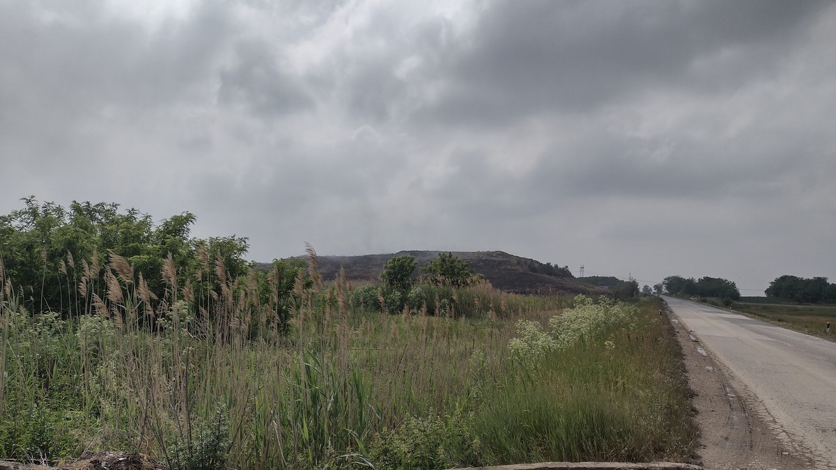 (VIDEO) KAO USRED PUSTINJSKE OLUJE Snimak iz Vojvodine pokazuje kako jak vetar na putu može da bude VEOMA OPASAN!