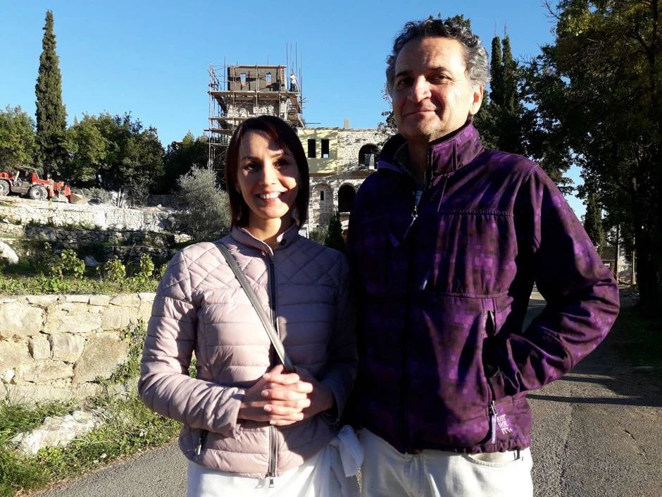 Turisti u manastiru Tvrdoš