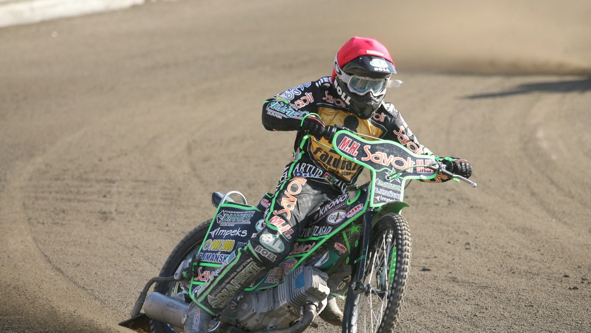 Na szwedzkich torach żużlowych odbyły się mecze drugiej rundy Elitserien. Mistrz kraju Piraterna Motala wygrał w Hagfors z Valsarną 46:44, wicemistrz Indianerna Kumla przegrał wyjazdowy mecz z Elit Vetlandą 41:49. Atutu własnego toru, nie wykorzystała Vargarna Norrkoeping, która uległa Vastervik 43:47. Po drugie zwycięstwo sięgnęła Dackarna Malilla pokonując wysoko Hammarby Sztokholm 52:38. Świetnie w zwycięskiej ekipie pojechał zielonogórski junior Patryk Dudek, który zdobył z bonusem komplet punktów (14 plus 1).