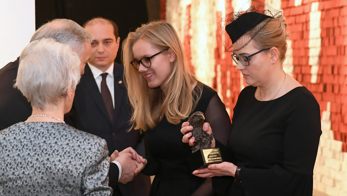 Magdalena Adamowicz odebrała Nagrodę Orła Jana Karskiego przyznaną pośmiertnie jej zamordowanemu mężowi "za dzieło dobra, które życiem przepłacił".