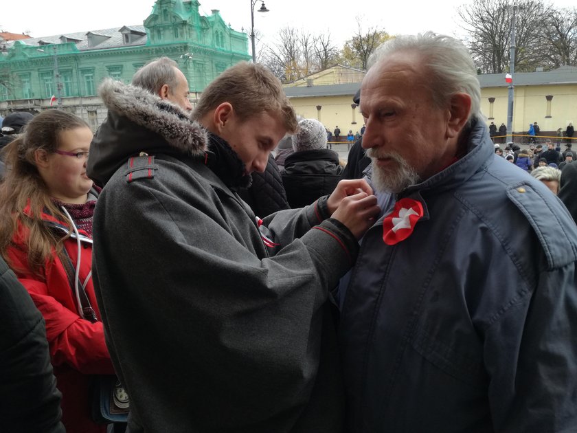 Biało–czerwone kotyliony i wstążki od młodzieży z „Włókiennika"