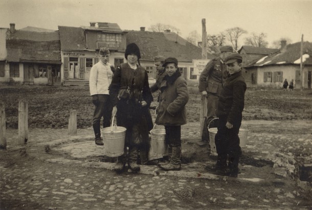 Rynek w Izbicy, wrzesień 1939 r.