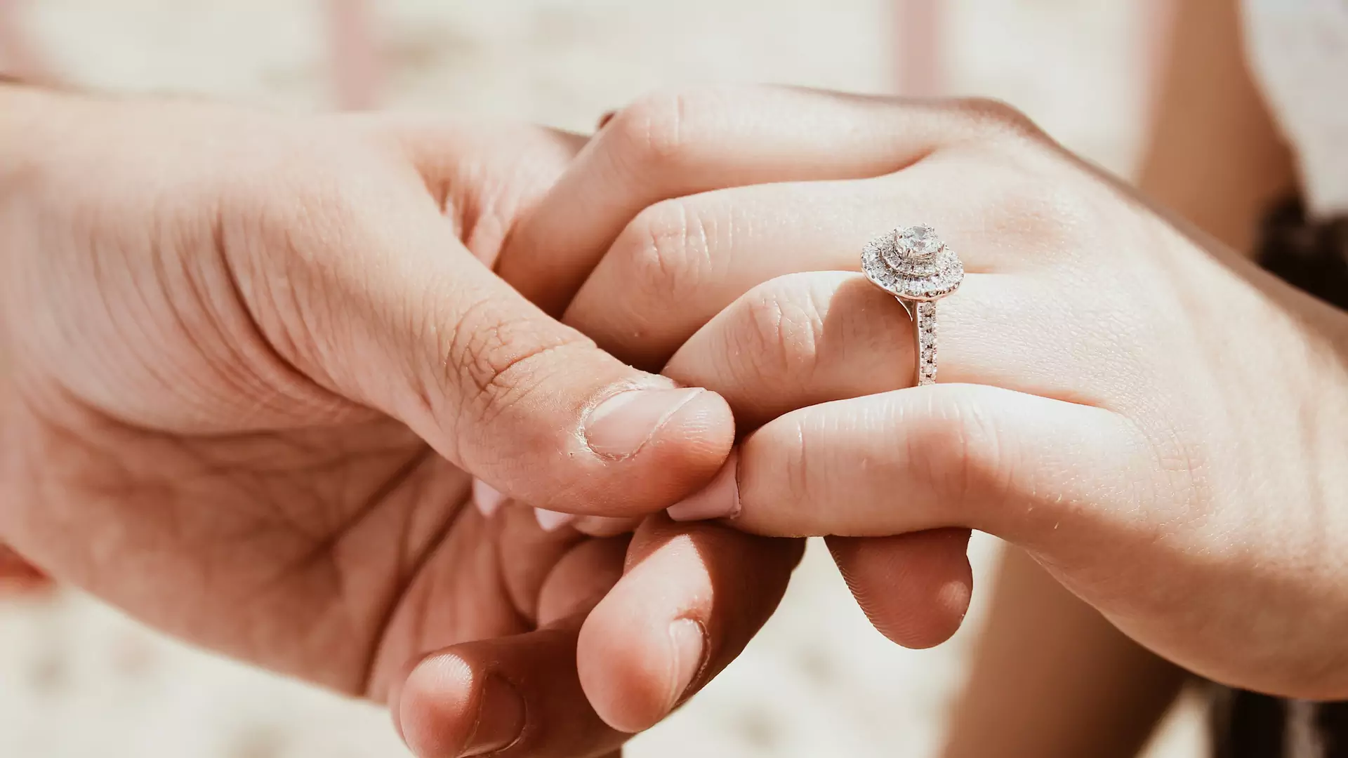 Sen o pierścionku zaręczynowym wcale nie musi oznaczać ślubu. Astrolog ostrzega