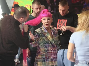 KAKO U PET KORAKA OFARBATI KOSU U INTENZIVNO PINK KAO ZORICA BRUNCLIK? Ipak, čak iako uspete, malo je verovatno da će vas bilo gde dočekati poput kraljice, kao što su nju danas pri povratku u Pinkove zvezde