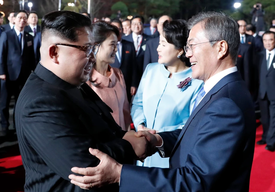 Z lewej przywódca Korei Północnej Kim Dzong Um, z prawej prezydent Korei Południowej Moon Jae-In