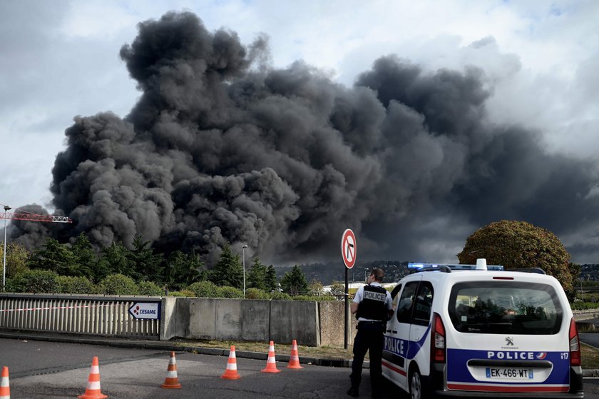 Pożar w fabryce chemikaliów. Groźny dym nad miastem