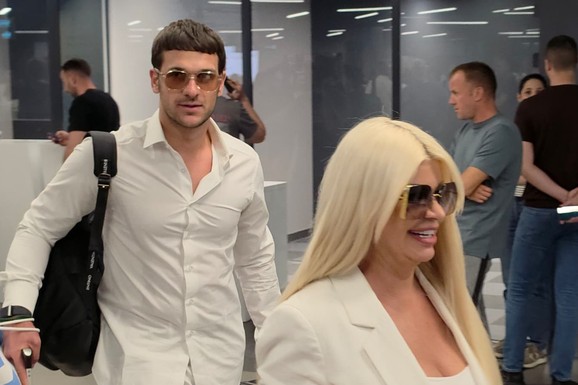 UHVALITI SMO DARU BUBAMARU SA 20 GODINA MLAĐIM DEČKOM On vuče kofere i nosi poklone, pevačica u belom od glave do pete (Video)