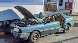 A felismerhetetlenségig összezúzta: teherautónak ütközött egy kocsi Budapesten – képek a helyszínről