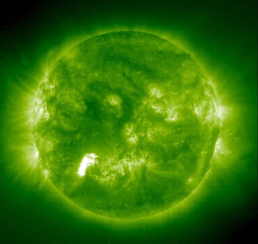 Solarna aktivnost sa izbacivanjem koronalne mase (arhiva)