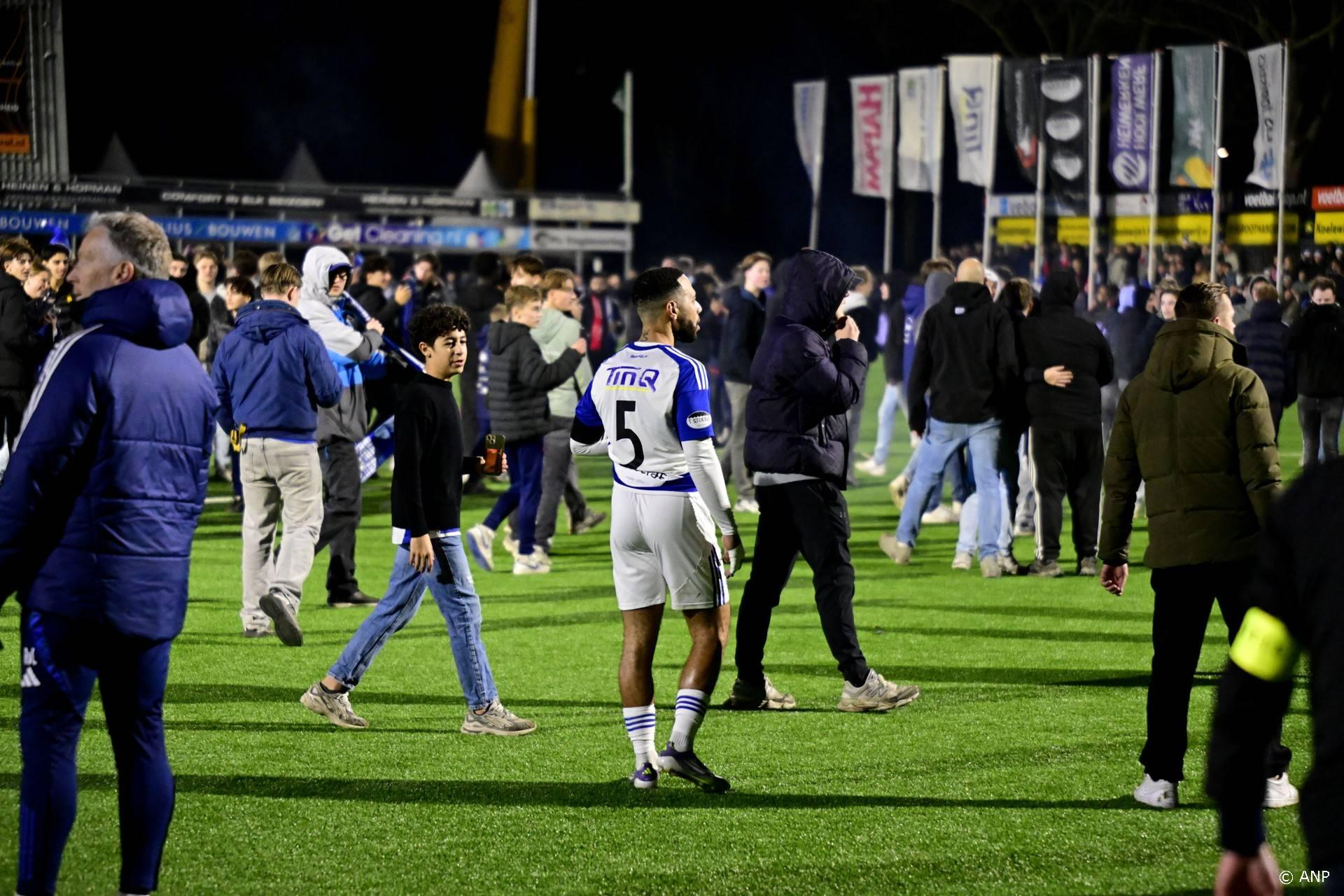 Tientallen supporters vechten na Spakenburg-Twente: één aanhouding