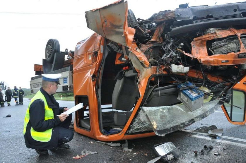 Wypadek busa w Lubuskiem. 2 osoby nie żyją