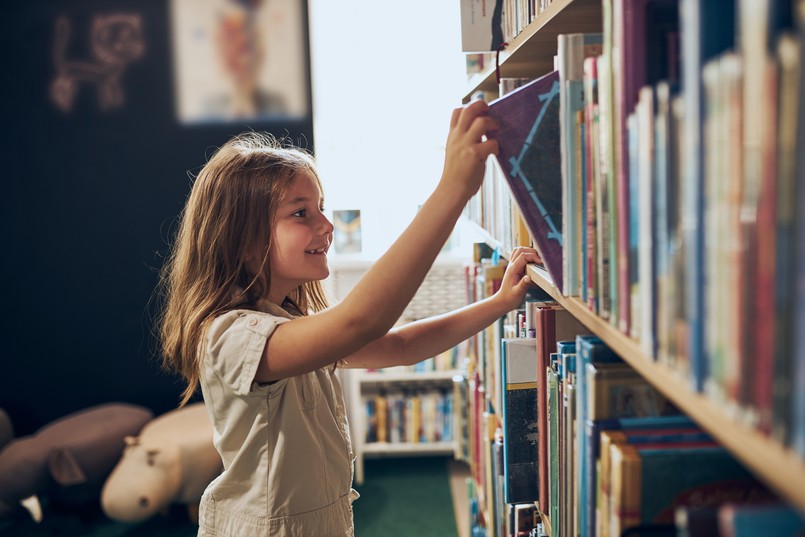 Dziewczynka w bibliotece