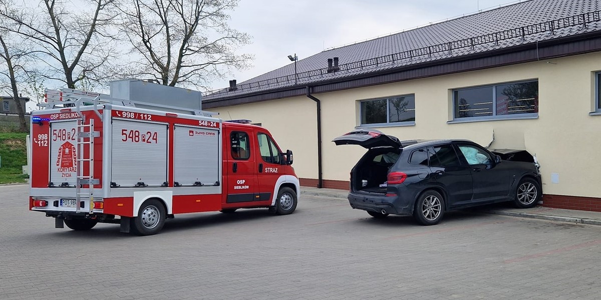 BMW wjechało do supermarketu w Siedlikowie. 