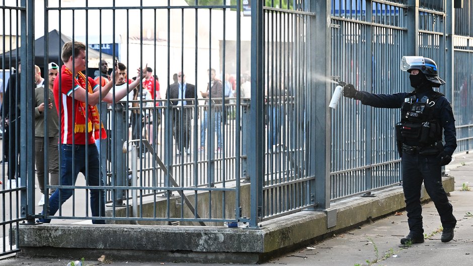 Policja użyła gazu pieprzowego wobec fanów przed stadionem (28 maja 2022)