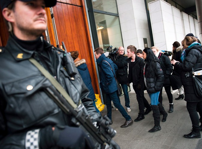 Policja pilnuje wejścia do sądu w Oslo