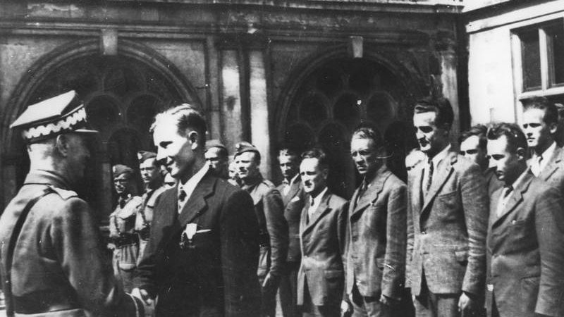 Naczelny Wódz, gen. Władysław Sikorski, dekoruje Cichociemnych w Audley End, sierpień 1942 r (domena publiczna)