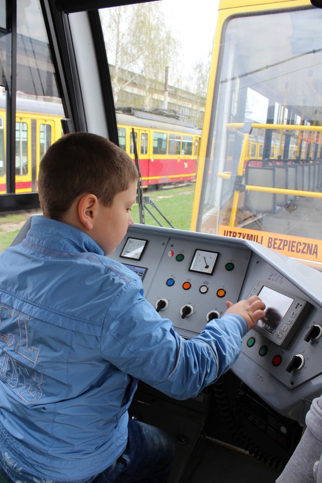 Siedmiolatek za sterami PESY! Dzięki łódzkiemu MPK Przemek spełnił swoje marzenie - samodzielnie poprowadził tramwaj