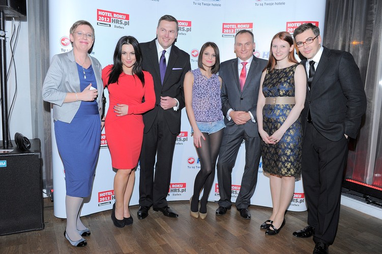 Ada Szulc z laureatami konkursu Hotel Roku 2012 i prowadzącymi galę wręczenia nagród
