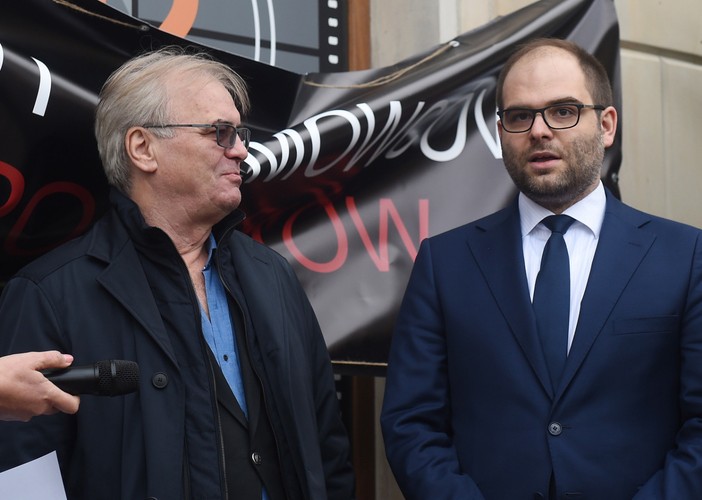 Jacek Bromski i wiceminister kultury Paweł Lewandowski podczas dyskusji pd siedzibą PISF