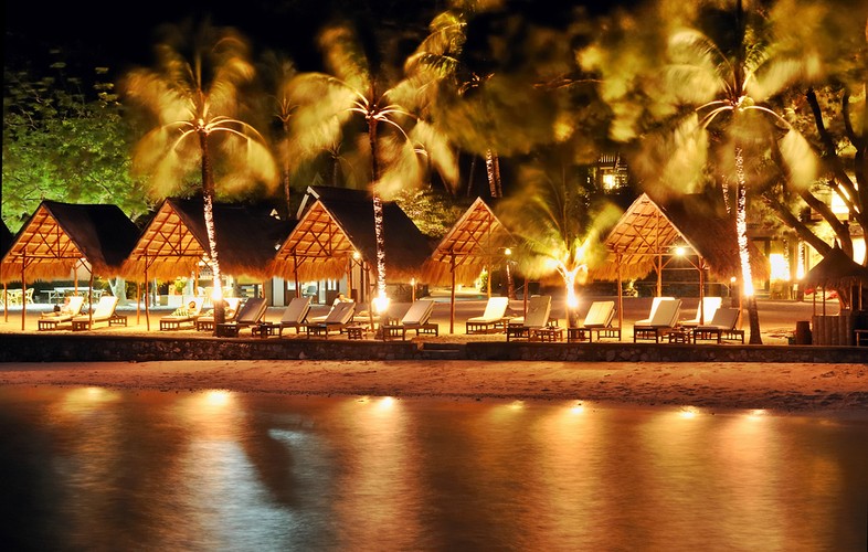 3. miejsce Boracay, Filipiny. Piękna, piaszczysta plaża nocą zamienia się w klub na otwartym powietrzu.