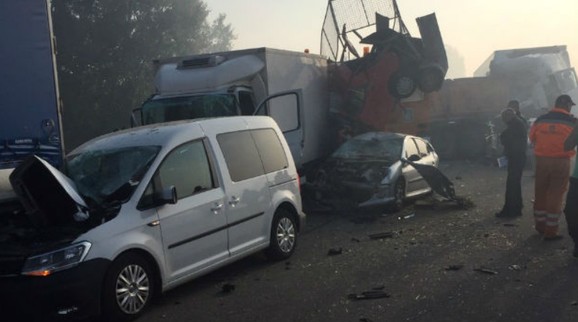 Jeziv prizor na auto-putu Kamion smrskao automobil u drugi kamion