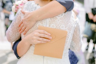 Ile dać do koperty na wesele w 2025? Aktualne stawki dla gości [TABELA]