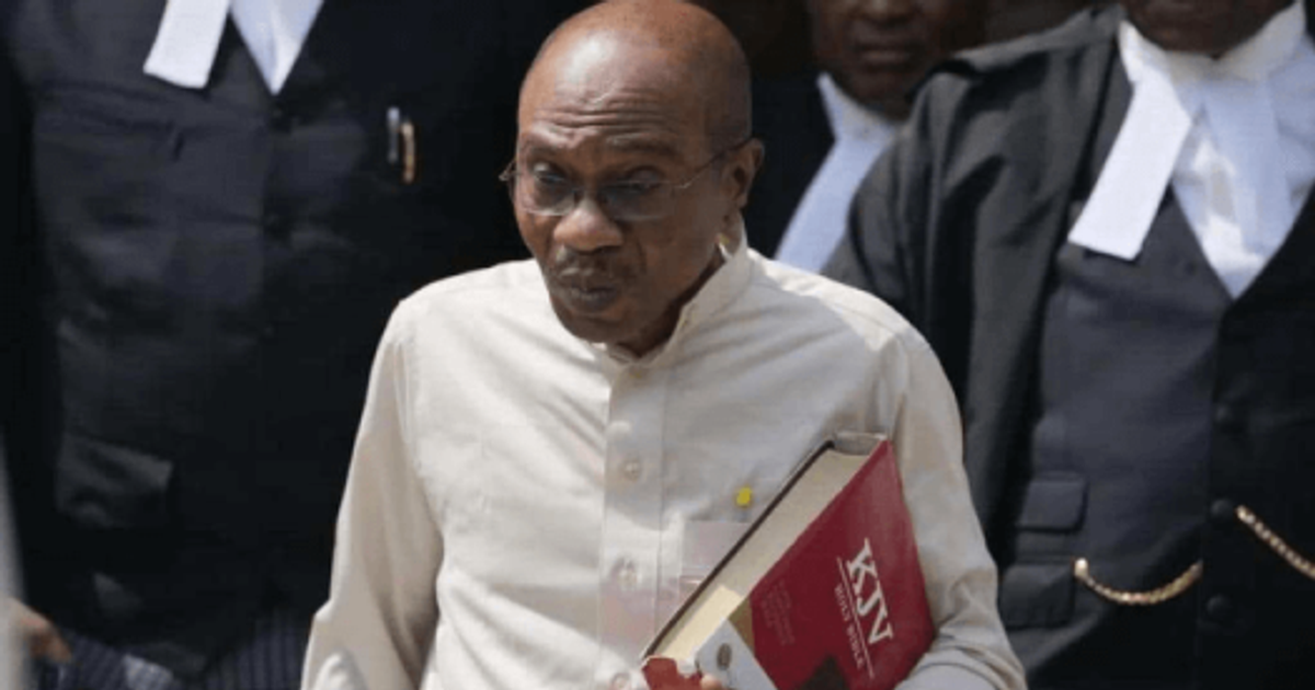 Makala yanajadili kesi inayoendelea ya Fatshimetrie ya matumizi mabaya ya mamlaka na ulaghai wa kifedha, inayoongozwa na EFCC. Ushahidi huo unaangazia madai dhidi ya Emefiele na Omoile, ukiangazia utata wa miamala inayodaiwa kuwa ya ulaghai. Mijadala hiyo ililenga jukumu la Hannah Emefiele katika malipo, iliyohusishwa kwa karibu na Emefiele. Umuhimu wa uwazi na uwajibikaji wa viongozi unasisitizwa huku kesi hiyo ikifichua kiini cha ufisadi wa fedha na kutoa wito wa kuongezwa umakini ili kuhakikisha utawala bora.