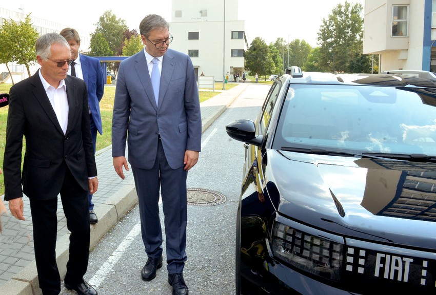 Aleksandar Vučić i Karlos Tavareš razgledaju novu "Fiat Grande Pandu"