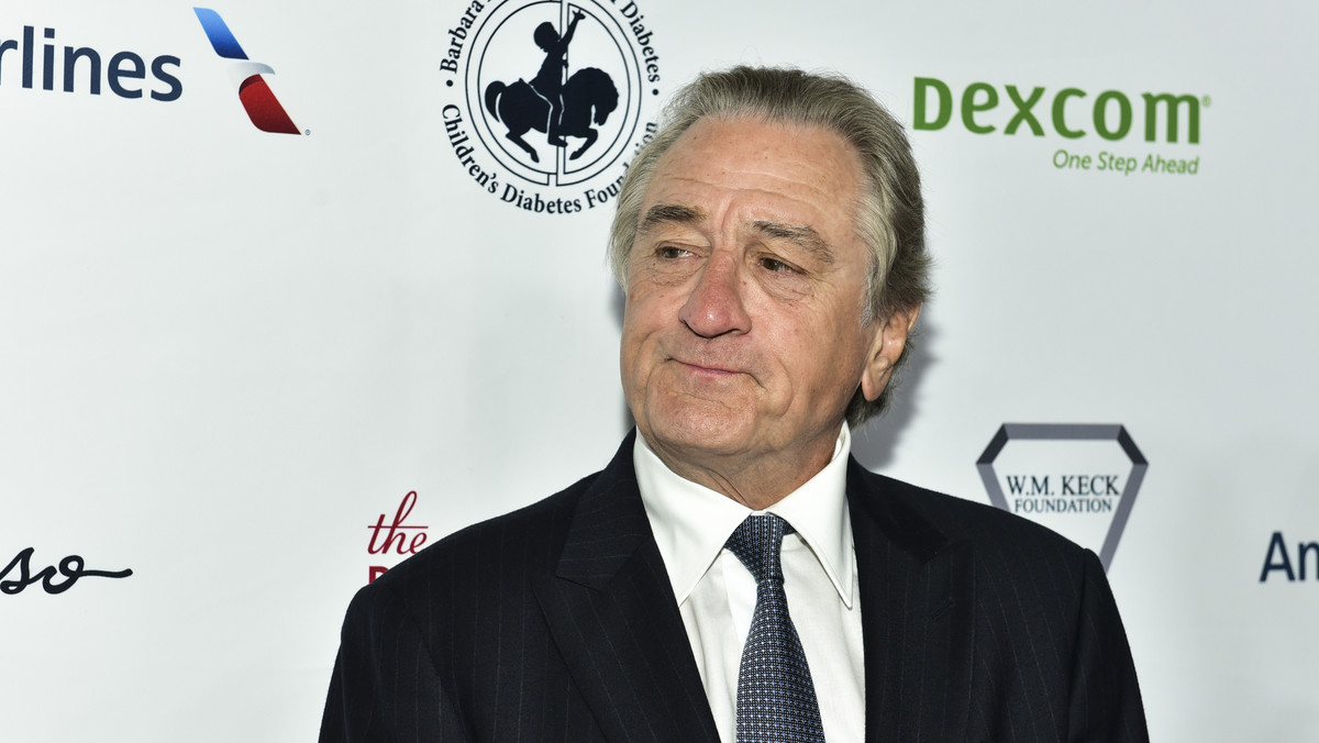 - Istnieje coś potężniejszego niż bomby, i są to wasze głosy - zaapelował o udział w wyborach Robert De Niro. Aktor nawiązał do wczorajszego alarmu bombowego, który ogłoszono po tym, jak do siedziby jego firmy producenckiej - a także do polityków Partii Demokratycznej - trafiły podejrzane przesyłki.