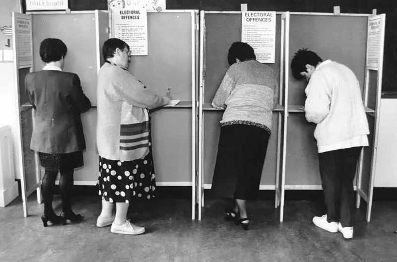 Irlandki głosujące w referendum dotyczącym legalizacji rozwodów — Dublin, 1995 r. / Getty Images