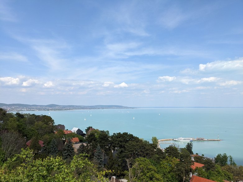 Jezioro Balaton. Widok na błękitną taflę z półwyspu Tihany. Węgry. 