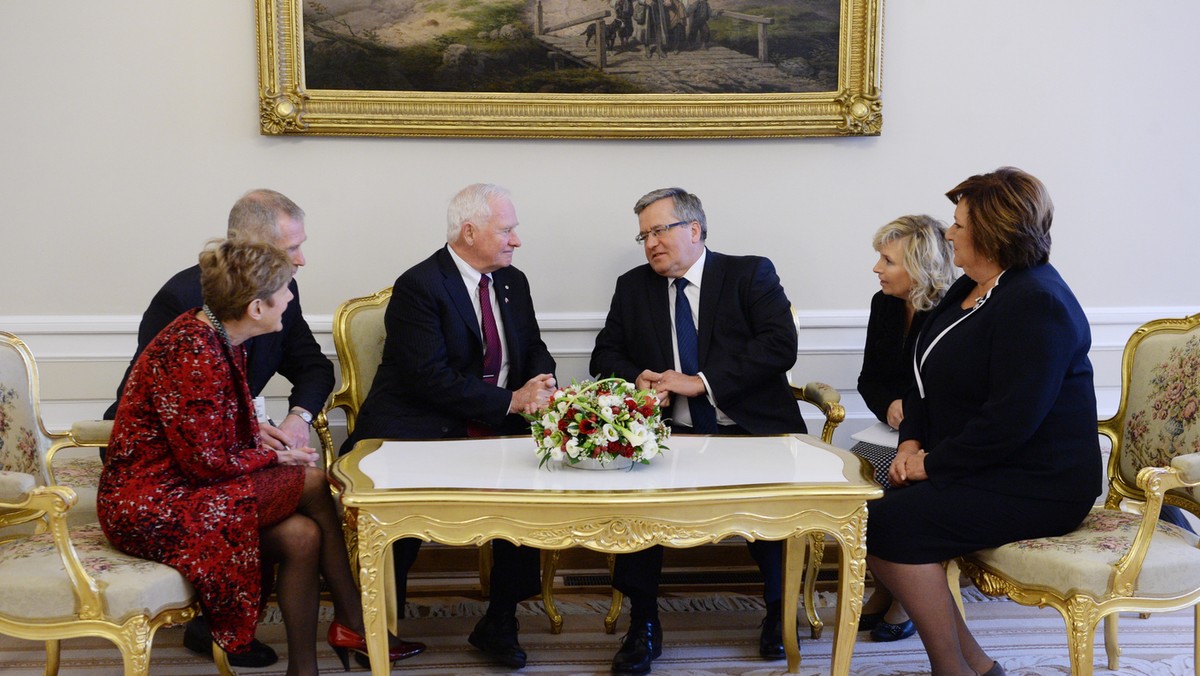 Prezydent Bronisław Komorowski złożył dzisiaj kondolencje przebywającemu w Warszawie gubernatorowi generalnemu Kanady Davidowi Johnstonowi w związku z atakami na żołnierzy w Ottawie i w Montrealu. - Wyrażamy pełną solidarność z Kanadą - podkreślił Komorowski.