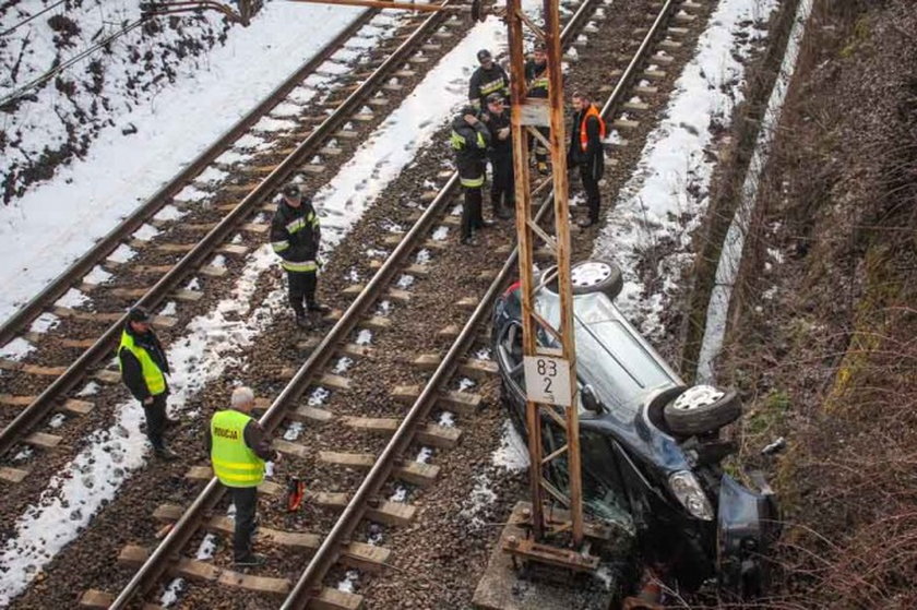 Groźny wypadek pod Wałbrzychem. Auto spadło na tory 