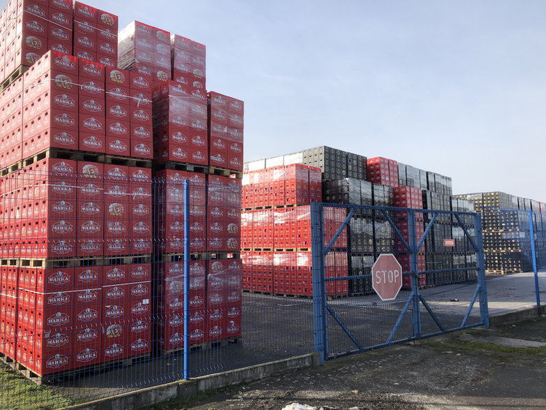 Teren browaru Leżajsk. Czekają tu kontenery na piwa Warka i Żywiec. Zgodnie z polskim prawem oba gatunki nie powinny być warzone w tym miejscu.
