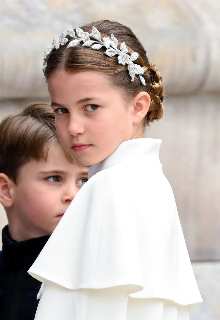 Por otro lado, la imagen de la princesa Sarolta ya compite con la de una mujer seria: aunque no tiene ni 10 años, la narrativa popular en los medios la ha construido.