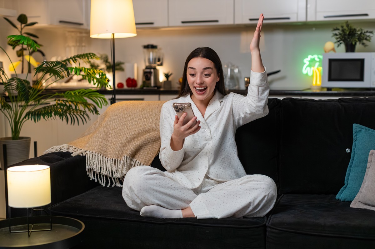 kobieta radość wiadomość