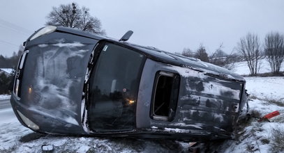 Wypadek znanego publicysty na śliskiej drodze. Kto zawinił? Internauci są bezlitośni