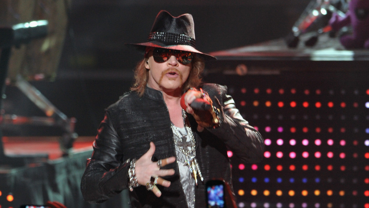 Axl Rose odzyskał biżuterię, którą skradziono mu w Paryżu. Okazało się, że kosztowności zabrała jego... wierna fanka. Muzyk podziękował za oddanie zguby za pośrednictwem Twittera.