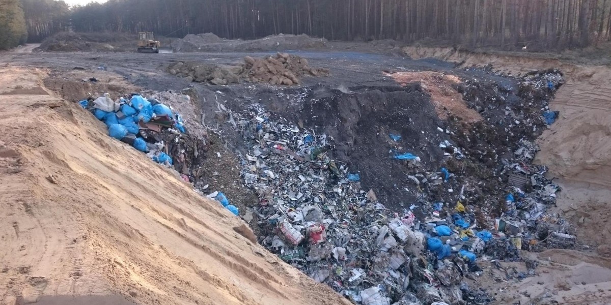 Rowerzyści odkryli coś strasznego w lesie pod Ostrowem