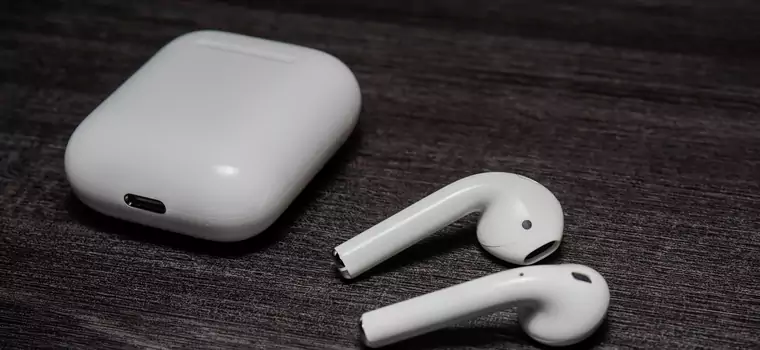 Połknęła słuchawkę AirPods, bo pomyliła ją z tabletkami. W żołądku nadal działała