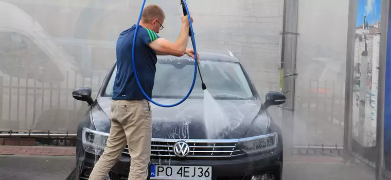 Jak umyć samochód na myjni bezdotykowej?