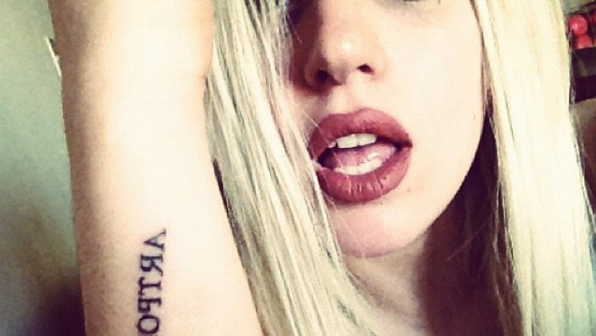 Lady GaGa zasugerowała tytuł nowego albumu. Wokalistka opublikowała na portalu Littlemonsters.com zdjęcie, na którym widać jej nowy tatuaż. Niewielki napis na jej ręce głosi "ARTPOP".